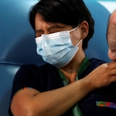 The Italian came to the vaccination with a silicone hand