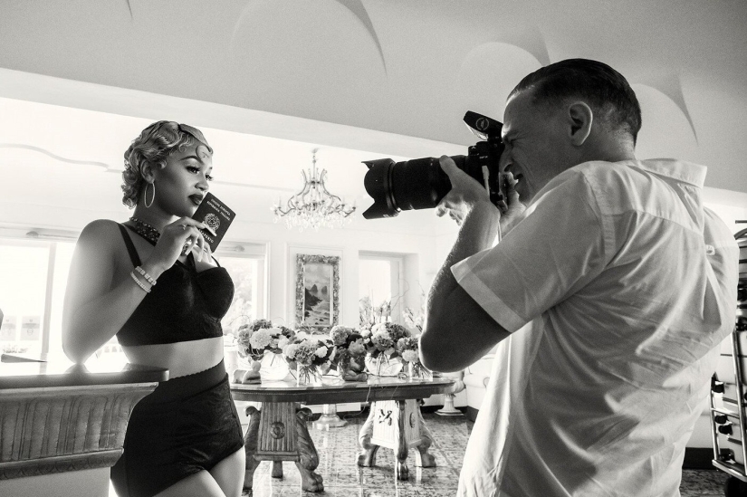 The legendary Pirelli calendar 2022 about musicians on the road The legendary Pirelli calendar 2022 about musicians on the road