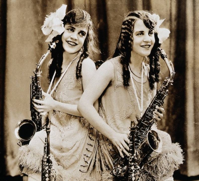 The life of Siamese twins Daisy and Violet Hilton The life of Siamese twins Daisy and Violet Hilton