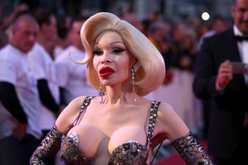 The life story of Amanda Lepore, a transsexual with the most expensive body
