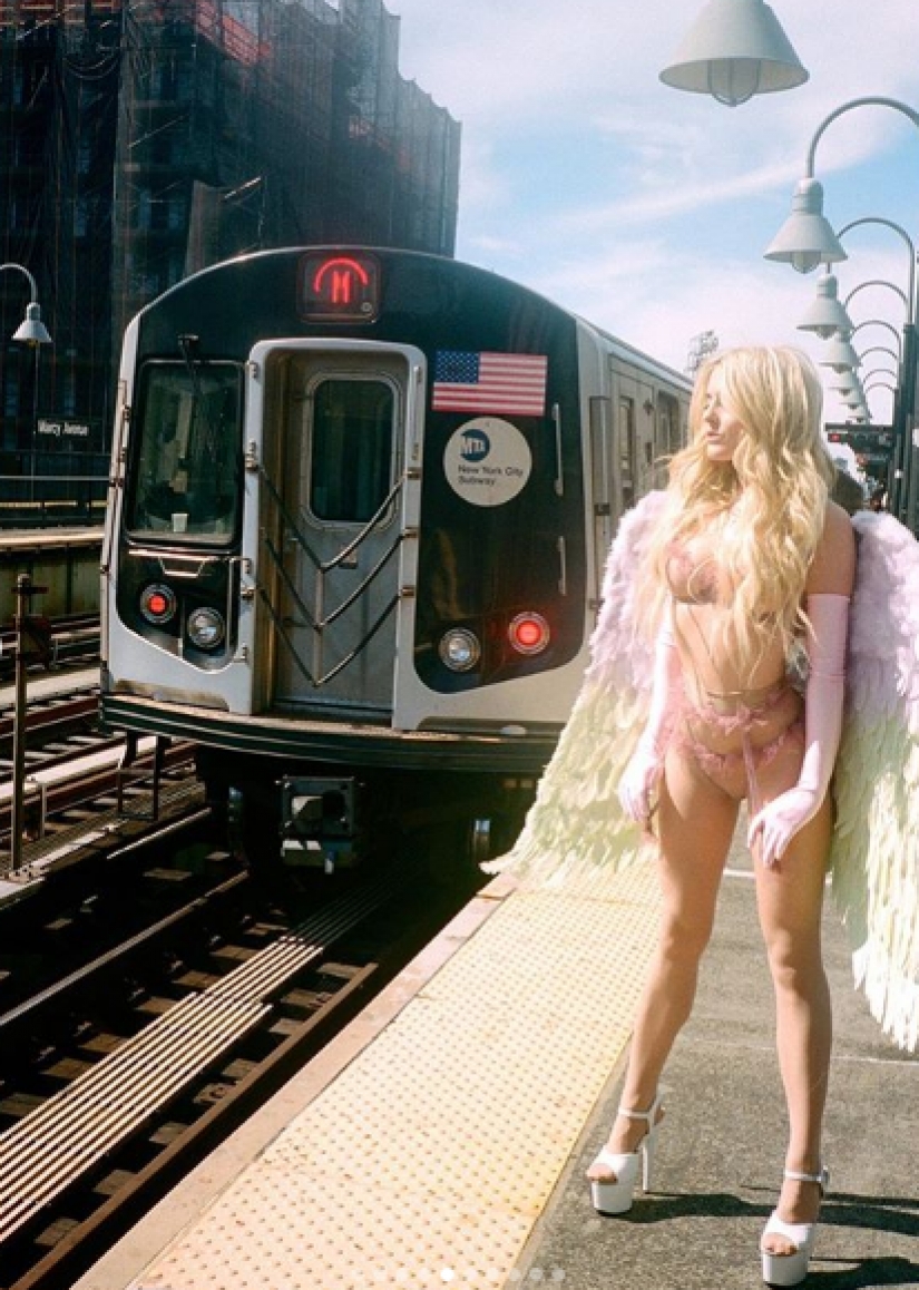 The model took advantage of the quarantine to make erotic photo shoot in the metro new York