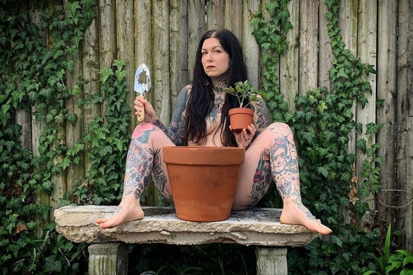 The most creative photos of the network flash mob World Day of the Naked Gardener