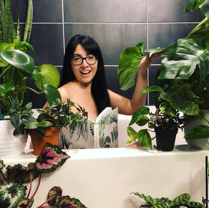 The most creative photos of the network flash mob World Day of the Naked Gardener