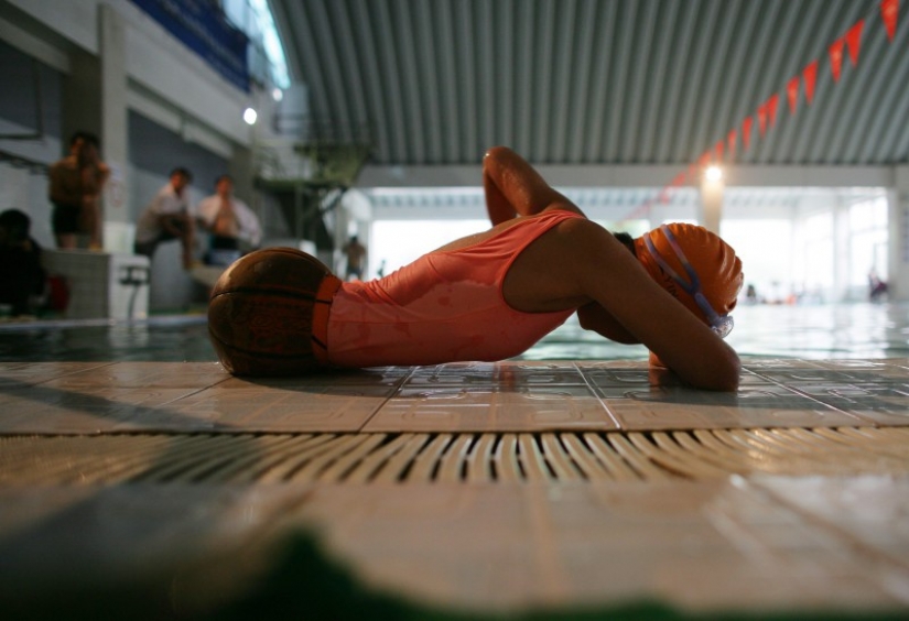 The national heroine of China: a girl with a basketball instead of legs became a famous athlete The national heroine of China: a girl with a basketball instead of legs became a famous athlete