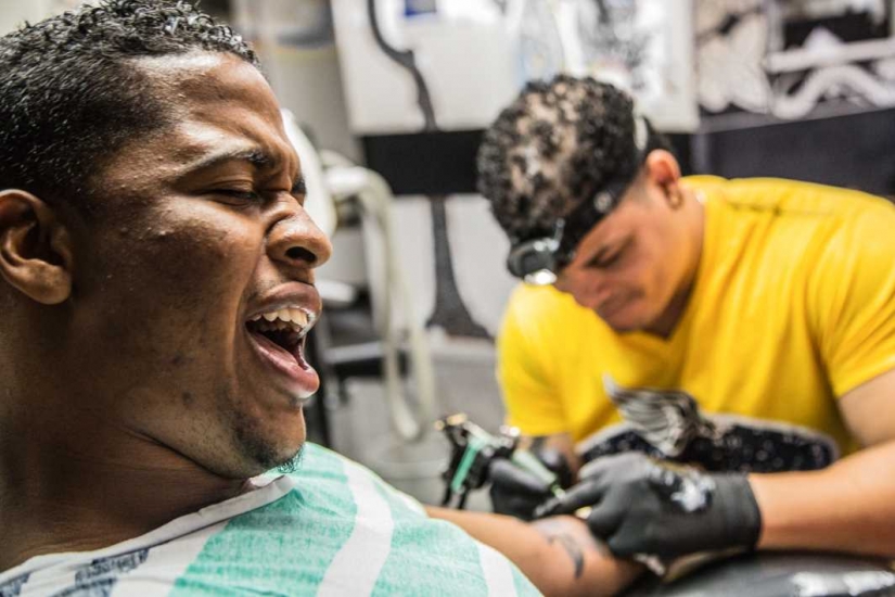 The pain and serenity of the tattooing process in the photos of Ann Baloch Laver The pain and serenity of the tattooing process in the photos of Ann Baloch Laver