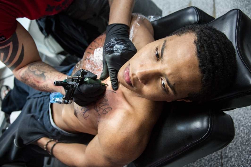 The pain and serenity of the tattooing process in the photos of Ann Baloch Laver The pain and serenity of the tattooing process in the photos of Ann Baloch Laver