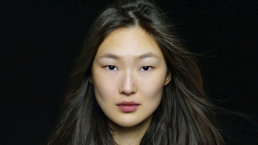 The photographer takes close-ups of women from different ethnic groups to show the unique beauty of each nation The photographer takes close-ups of women from different ethnic groups to show the unique beauty of each nation