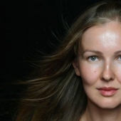 The photographer takes close-ups of women from different ethnic groups to show the unique beauty of each nation