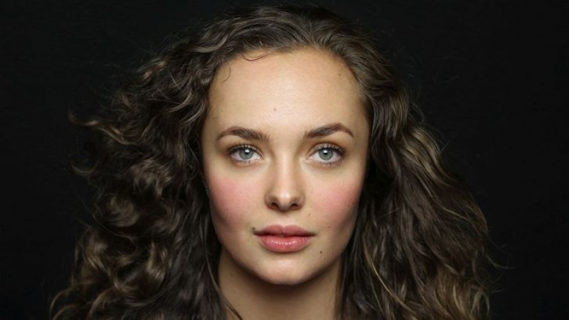 The photographer takes close-ups of women from different ethnic groups to show the unique beauty of each nation The photographer takes close-ups of women from different ethnic groups to show the unique beauty of each nation