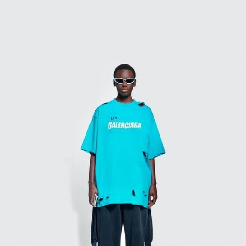 The poorer, the more fashionable: torn sweaters from Balenciaga that cost a fortune The poorer, the more fashionable: torn sweaters from Balenciaga that cost a fortune