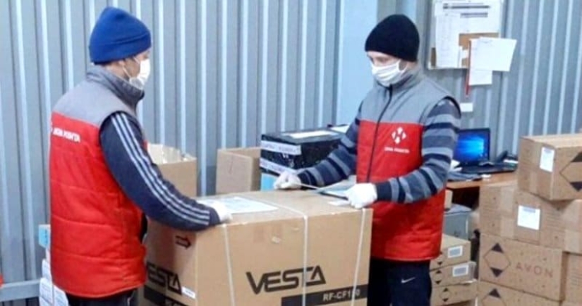 The Ukrainian blogger was sent across the country in a parcel. On the way, he slept and shot videos The Ukrainian blogger was sent across the country in a parcel. On the way, he slept and shot videos