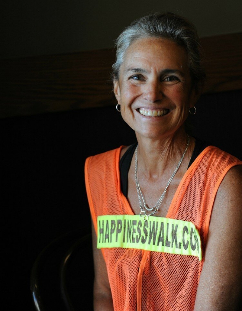 The woman walked around half the country, asking all passers-by one question: their answers will amaze you