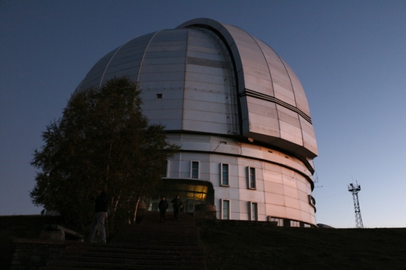 Through cows to the stars: how Caucasian astrophysics lives