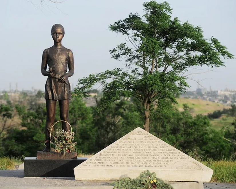 Tocar las historias de los niños que se pongan en vivo monumentos