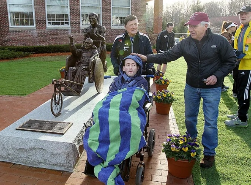 Tocar las historias de los niños que se pongan en vivo monumentos