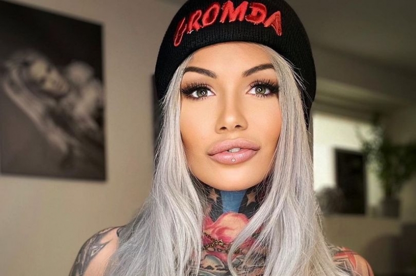 Todo está en la palma de tu mano: la belleza con tatuajes complació a los suscriptores con una selfie caliente en el espejo Todo está en la palma de tu mano: la belleza con tatuajes complació a los suscriptores con una selfie caliente en el espejo