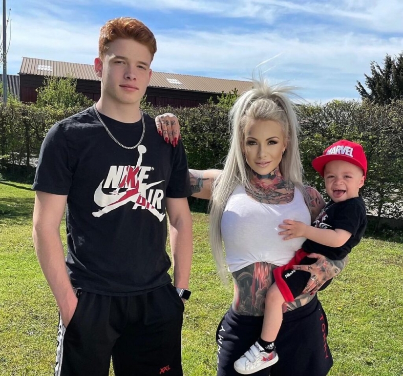 Todo está en la palma de tu mano: la belleza con tatuajes complació a los suscriptores con una selfie caliente en el espejo Todo está en la palma de tu mano: la belleza con tatuajes complació a los suscriptores con una selfie caliente en el espejo