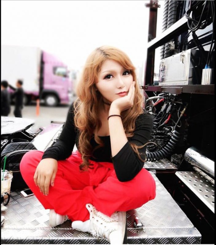 Tons of cargo and sea charm: most charming truck driver from Japan conquers the social network