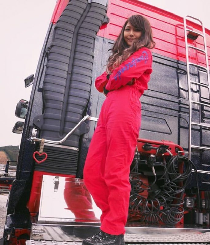 Tons of cargo and sea charm: most charming truck driver from Japan conquers the social network