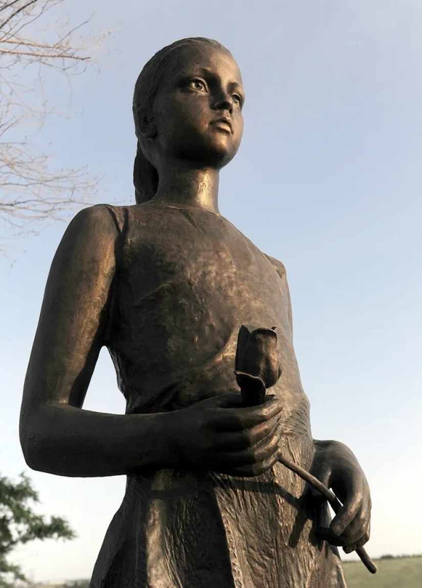 Touching stories of children who are put in vivo monuments