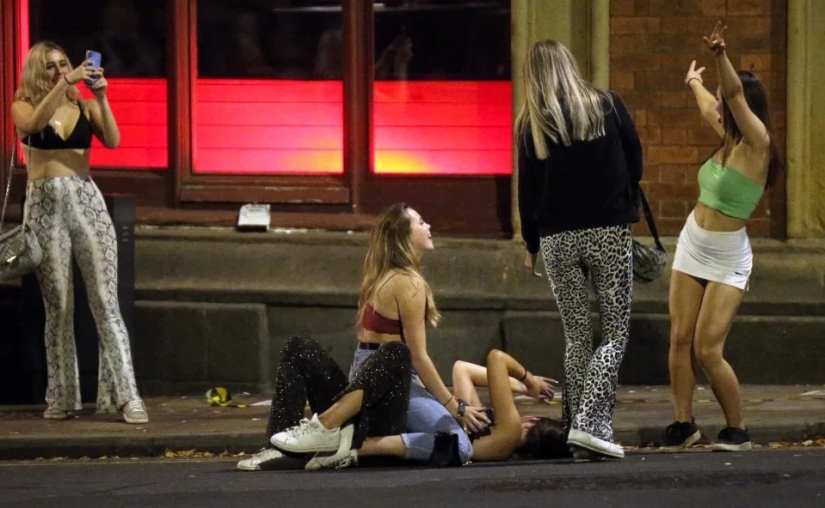 Tuvo un buen paseo: cómo los estudiantes británicos de primer año celebran el inicio de sus estudios Tuvo un buen paseo: cómo los estudiantes británicos de primer año celebran el inicio de sus estudios