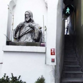 Two will not miss each other: the narrowest street in Prague, equipped with a traffic light
