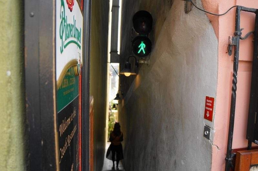 Two will not miss each other: the narrowest street in Prague, equipped with a traffic light Two will not miss each other: the narrowest street in Prague, equipped with a traffic light