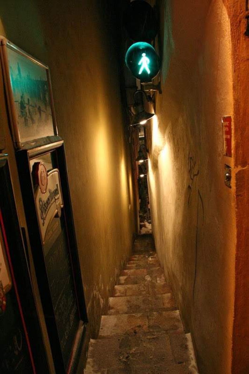 Two will not miss each other: the narrowest street in Prague, equipped with a traffic light Two will not miss each other: the narrowest street in Prague, equipped with a traffic light