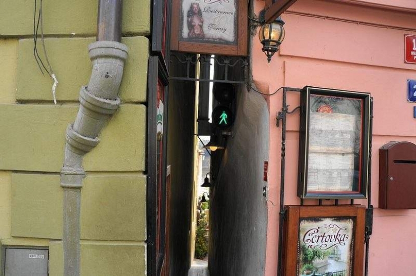 Two will not miss each other: the narrowest street in Prague, equipped with a traffic light Two will not miss each other: the narrowest street in Prague, equipped with a traffic light