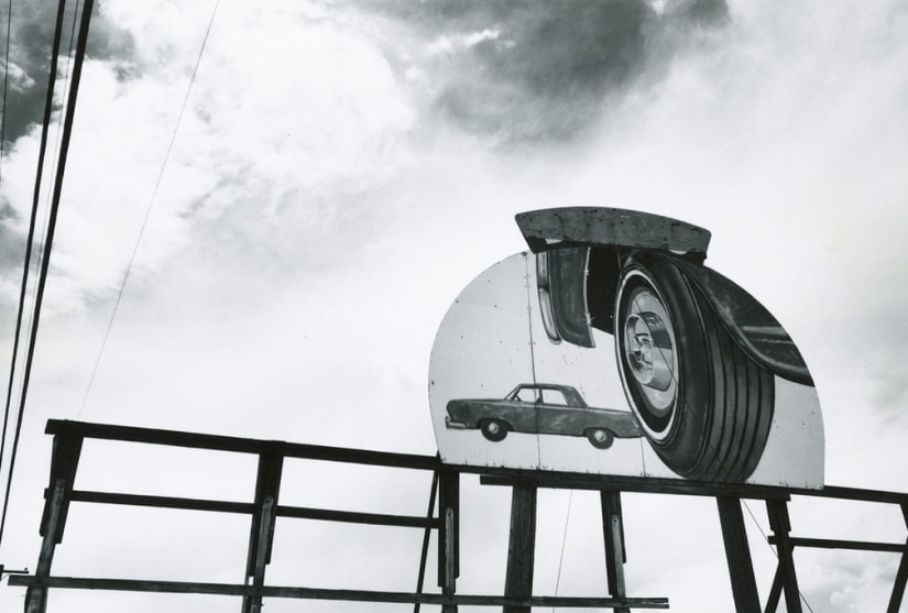 Typical American roadside monuments - in photographs