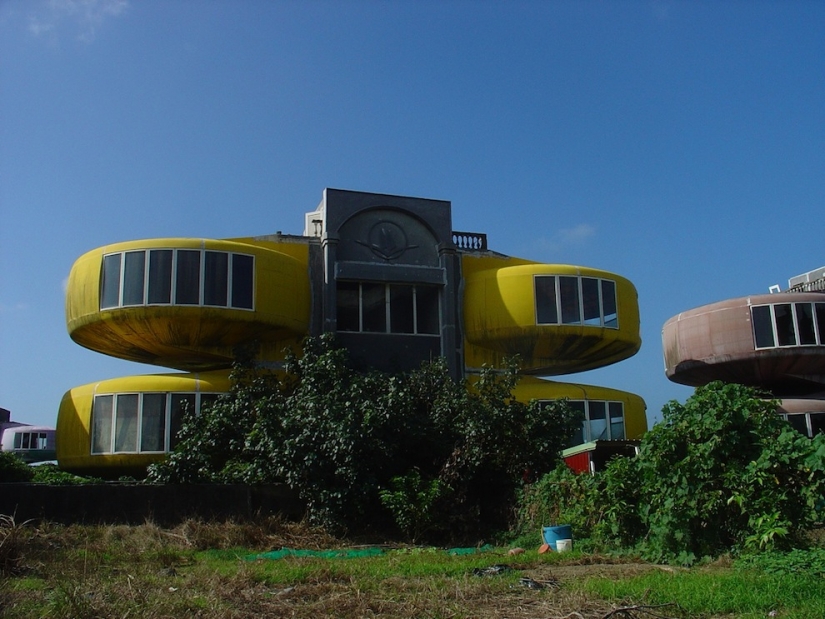 UFO Houses in Taiwan: An abandoned futuristic ghost town UFO Houses in Taiwan: An abandoned futuristic ghost town