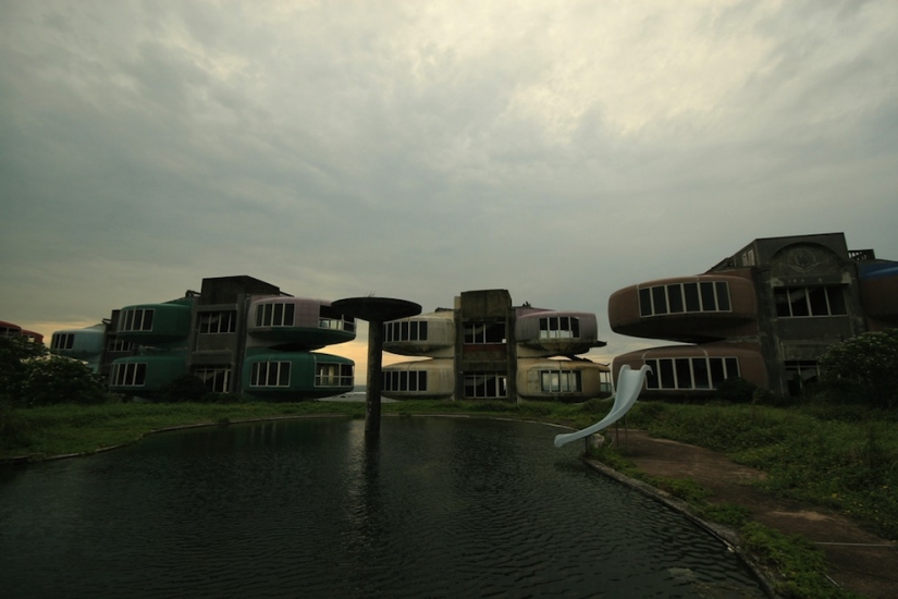 UFO Houses in Taiwan: An abandoned futuristic ghost town UFO Houses in Taiwan: An abandoned futuristic ghost town