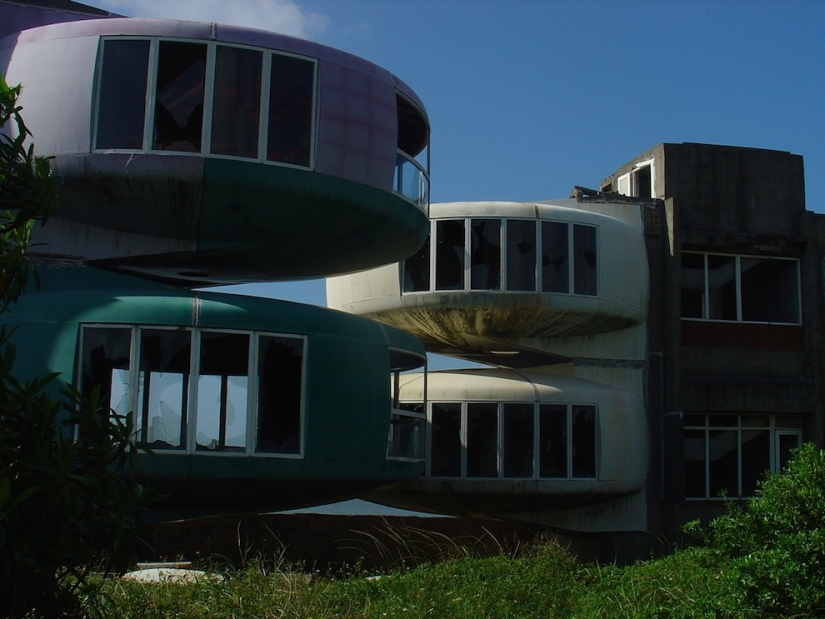 UFO Houses in Taiwan: An abandoned futuristic ghost town UFO Houses in Taiwan: An abandoned futuristic ghost town