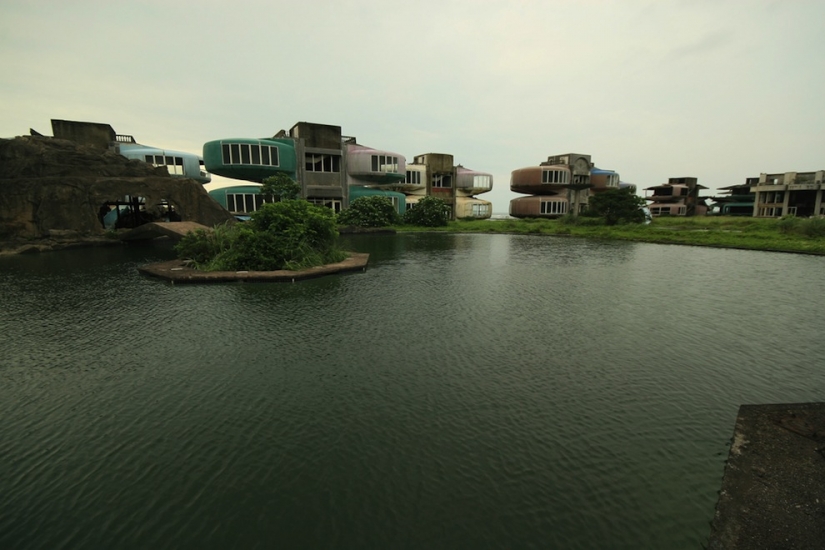 UFO Houses in Taiwan: An abandoned futuristic ghost town UFO Houses in Taiwan: An abandoned futuristic ghost town