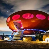 UFO Night in the Desert in glamping Area 55 Futuro House