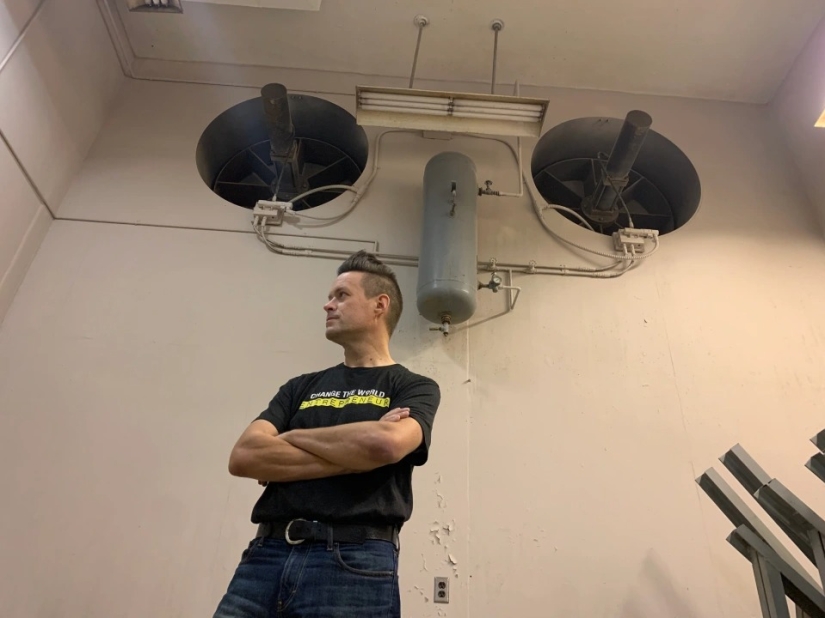 Un americano con muchos niños compró un búnker con una superficie de 550 metros cuadrados.m. y se fue con su familia a vivir bajo tierra Un americano con muchos niños compró un búnker con una superficie de 550 metros cuadrados.m. y se fue con su familia a vivir bajo tierra