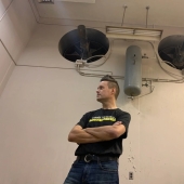 Un americano con muchos niños compró un búnker con una superficie de 550 metros cuadrados.m. y se fue con su familia a vivir bajo tierra