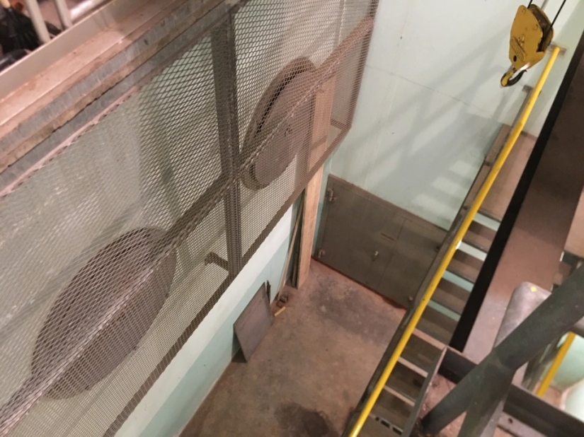 Un americano con muchos niños compró un búnker con una superficie de 550 metros cuadrados.m. y se fue con su familia a vivir bajo tierra Un americano con muchos niños compró un búnker con una superficie de 550 metros cuadrados.m. y se fue con su familia a vivir bajo tierra