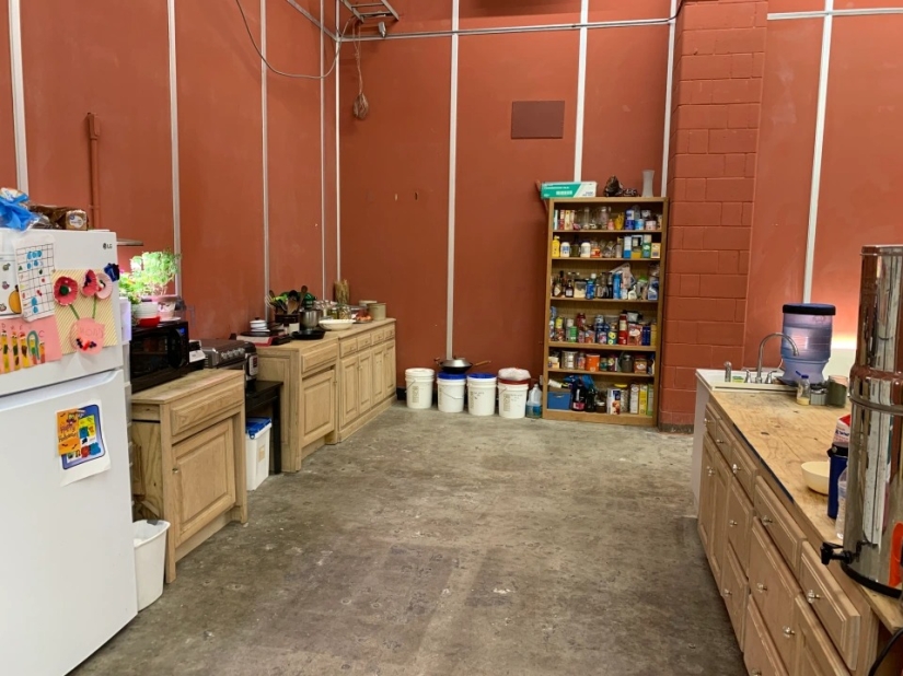 Un americano con muchos niños compró un búnker con una superficie de 550 metros cuadrados.m. y se fue con su familia a vivir bajo tierra Un americano con muchos niños compró un búnker con una superficie de 550 metros cuadrados.m. y se fue con su familia a vivir bajo tierra