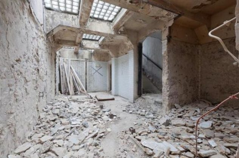 Un arquitecto de Inglaterra convirtió un baño público abandonado en la casa de sus sueños Un arquitecto de Inglaterra convirtió un baño público abandonado en la casa de sus sueños