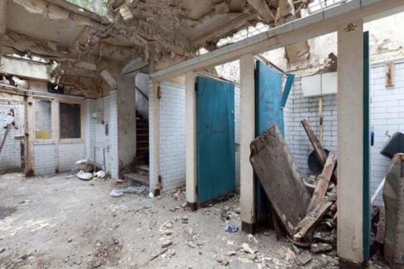 Un arquitecto de Inglaterra convirtió un baño público abandonado en la casa de sus sueños Un arquitecto de Inglaterra convirtió un baño público abandonado en la casa de sus sueños