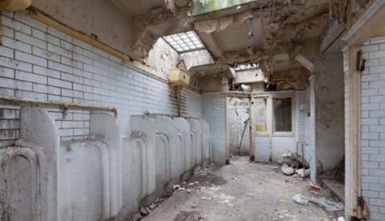 Un arquitecto de Inglaterra convirtió un baño público abandonado en la casa de sus sueños