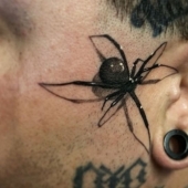 Un artista del tatuaje de los EE.UU. impresiona con una nueva tendencia: un dibujo en 3D de una araña venenosa