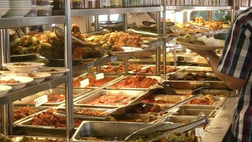 Un empresario indonesio fabrica botas de cuero con las sobras de muslos de pollo