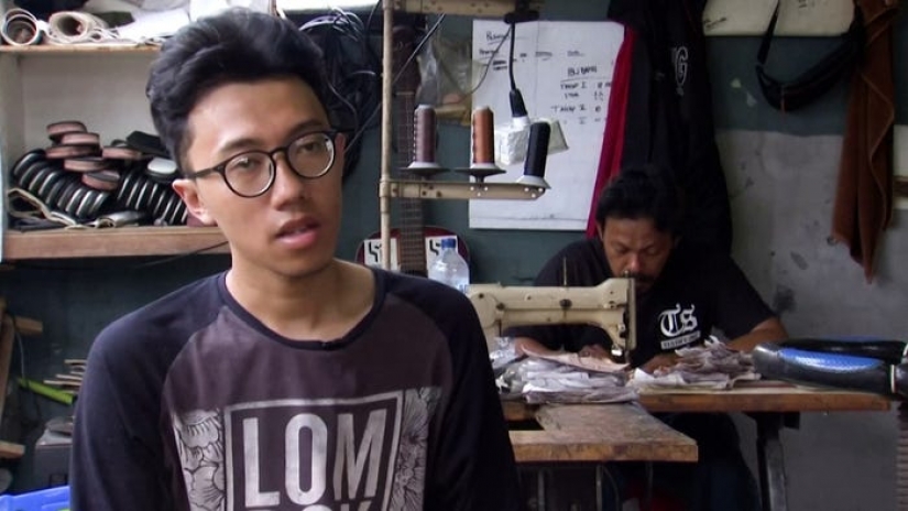 Un empresario indonesio fabrica botas de cuero con las sobras de muslos de pollo