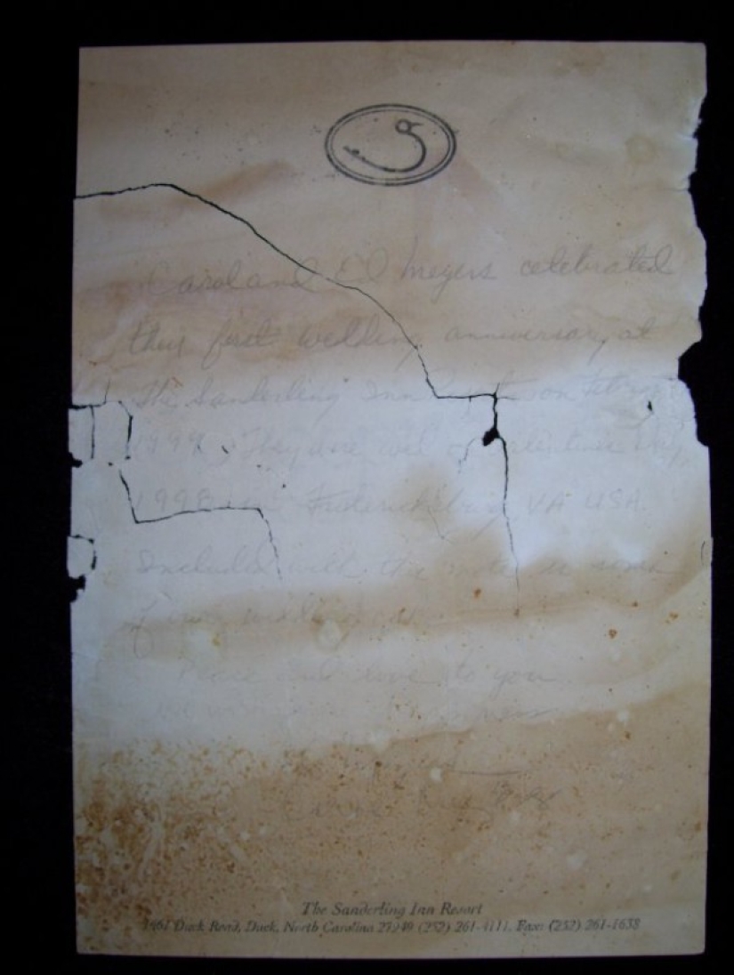 Un estadounidense renunció a su trabajo para pasear por las playas y buscar notas en botellas Un estadounidense renunció a su trabajo para pasear por las playas y buscar notas en botellas