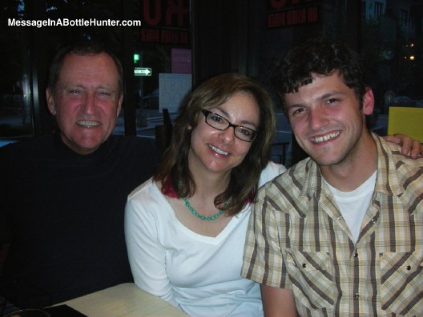 Un estadounidense renunció a su trabajo para pasear por las playas y buscar notas en botellas Un estadounidense renunció a su trabajo para pasear por las playas y buscar notas en botellas