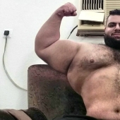 Un hombre del tamaño de un tren: El "Hulk iraní" comparte detalles de su vida y va a MMA