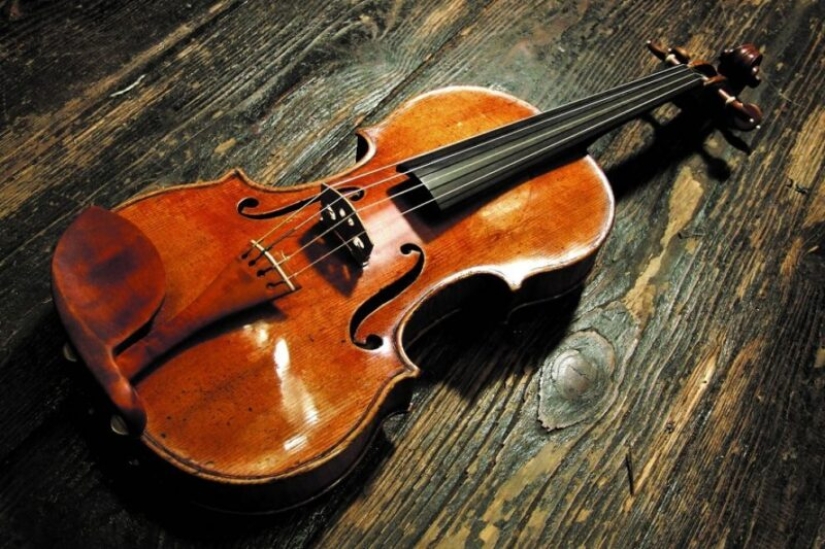 Un moscovita encontró un violín Stradivarius entre la basura de su tía