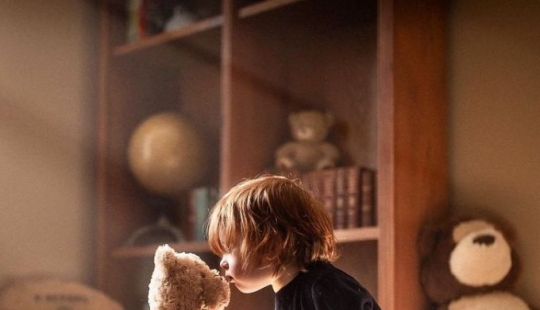 Un padre de cuatro le toma fotos a sus hijos, demostrando que cada día es mágico